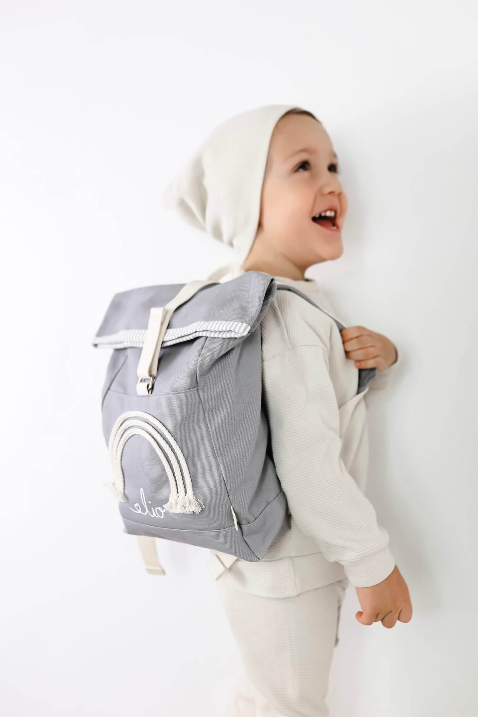 Kinderrucksack Rolltop personalisiert Regenbogen – Bild 2