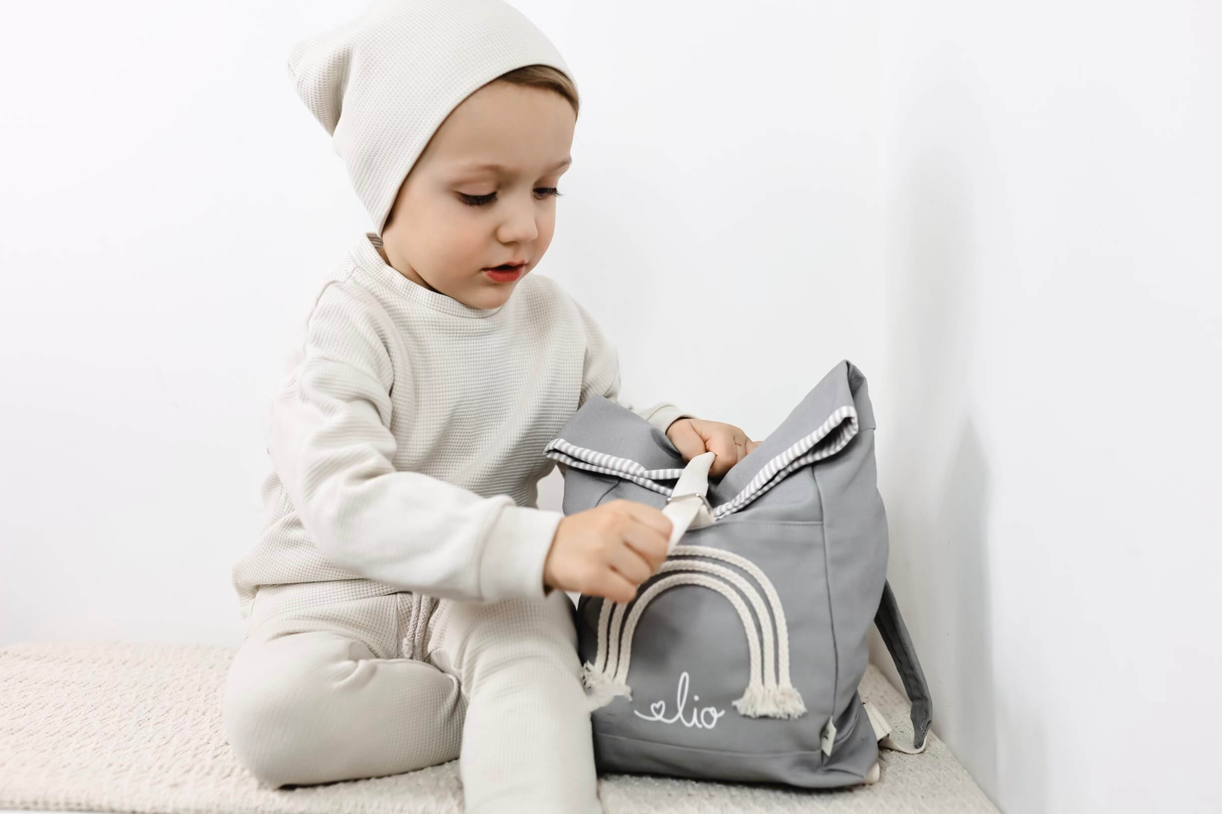 Kinderrucksack Rolltop personalisiert Regenbogen – Bild 3