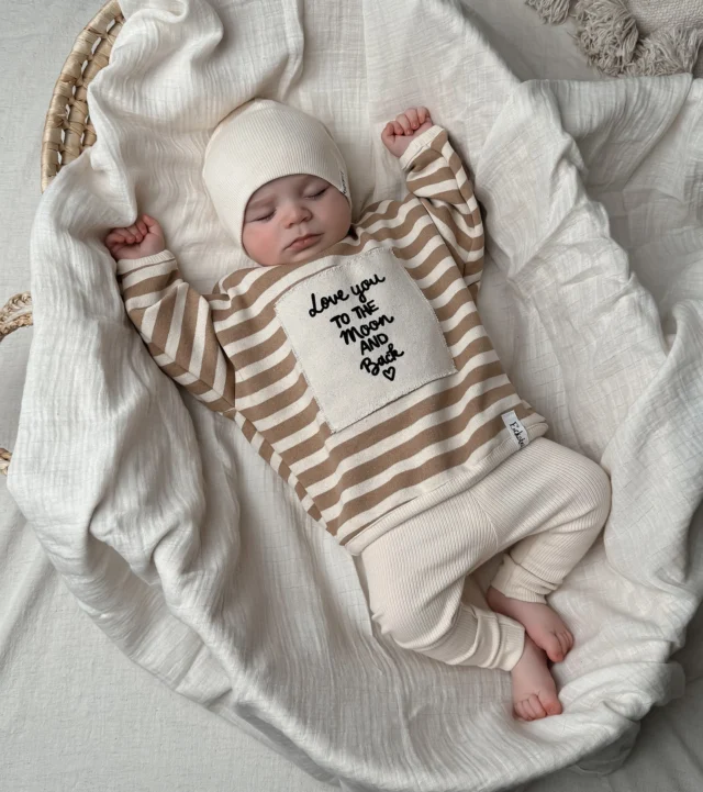 Wir nähen von Newborn bis Gr. 134 (bei vielen Produkten). Und ab sofort auch für Erwachsene. Das süße Outfit gibts auch im Shop.