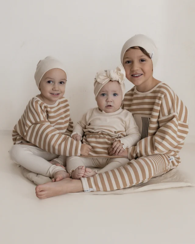 Ihr bekommt den Sweater in so vielen Varianten und Größen das ihr auch tolle Geschwisteroutfits habt. 🩶